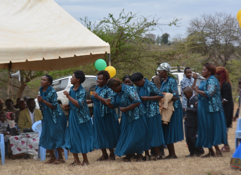 Another family group coordinated in blue and dancing into the ceremony.